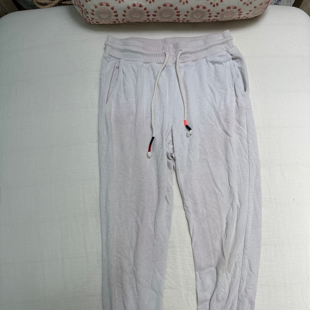 SUNDRY comfy preppy sweatpants!